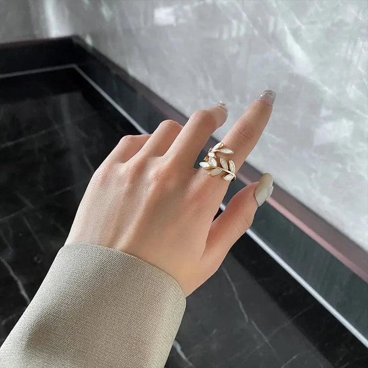 BowLift | Adjustable Classy Gold Leaf Ring