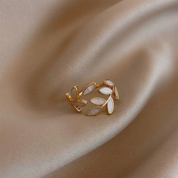 BowLift | Adjustable Classy Gold Leaf Ring