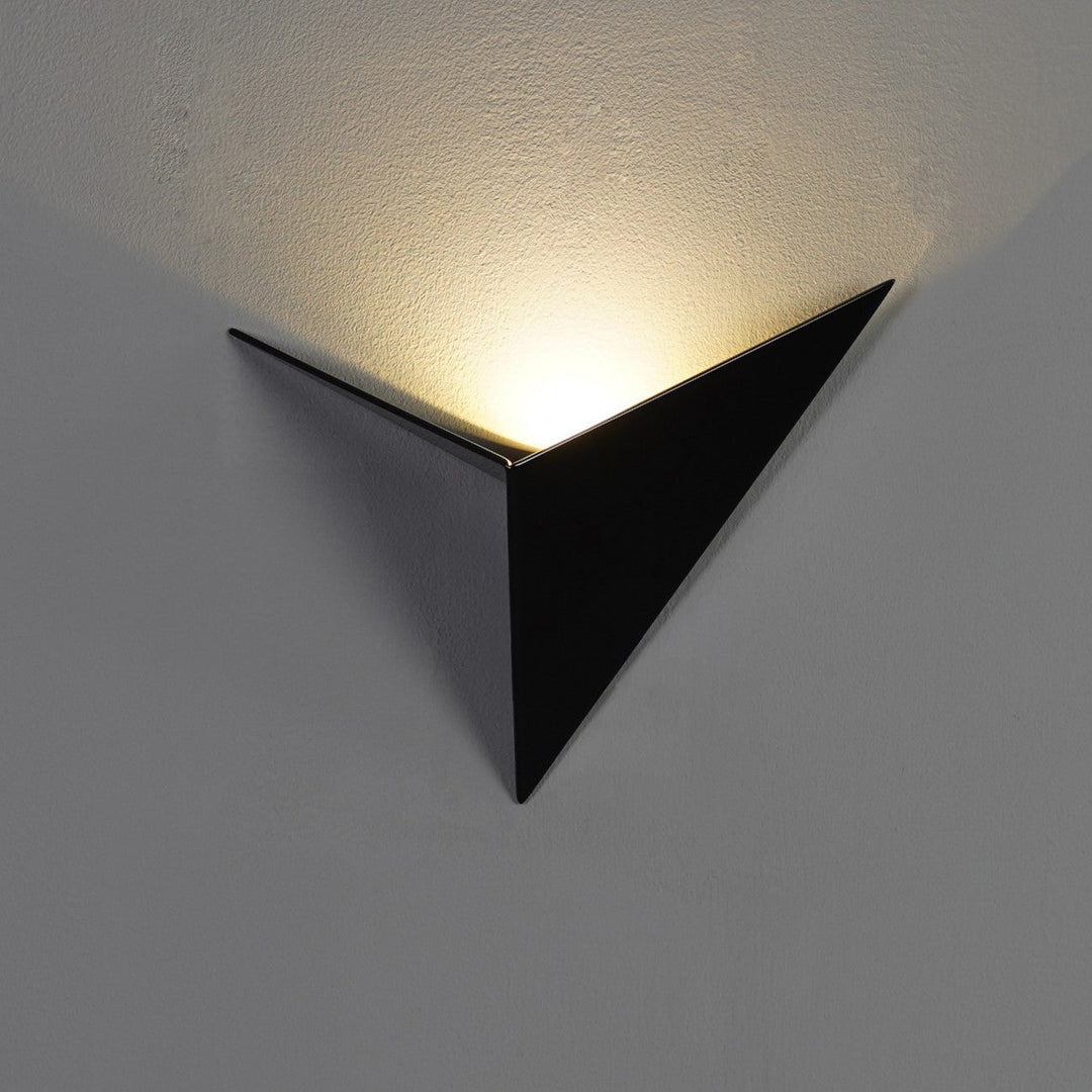 Modern Triangular Wall Lamp - TrigoLux | Bowlift