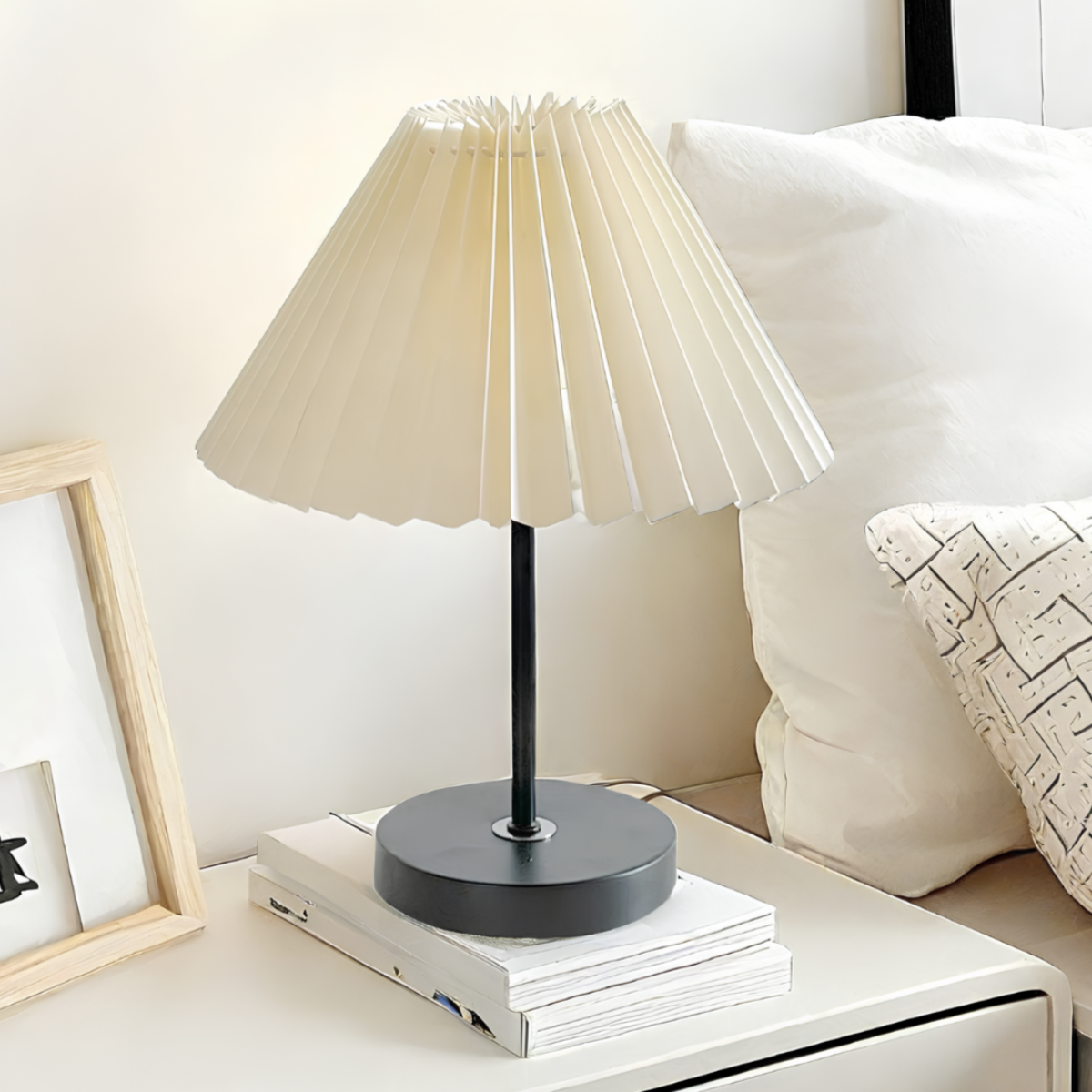 BowLift | Pleatique Table Lamp