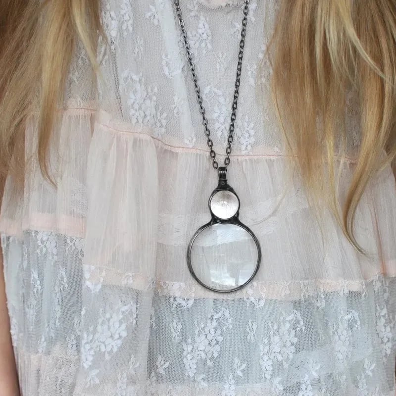 BowLift | Necklace with magnifying pendant