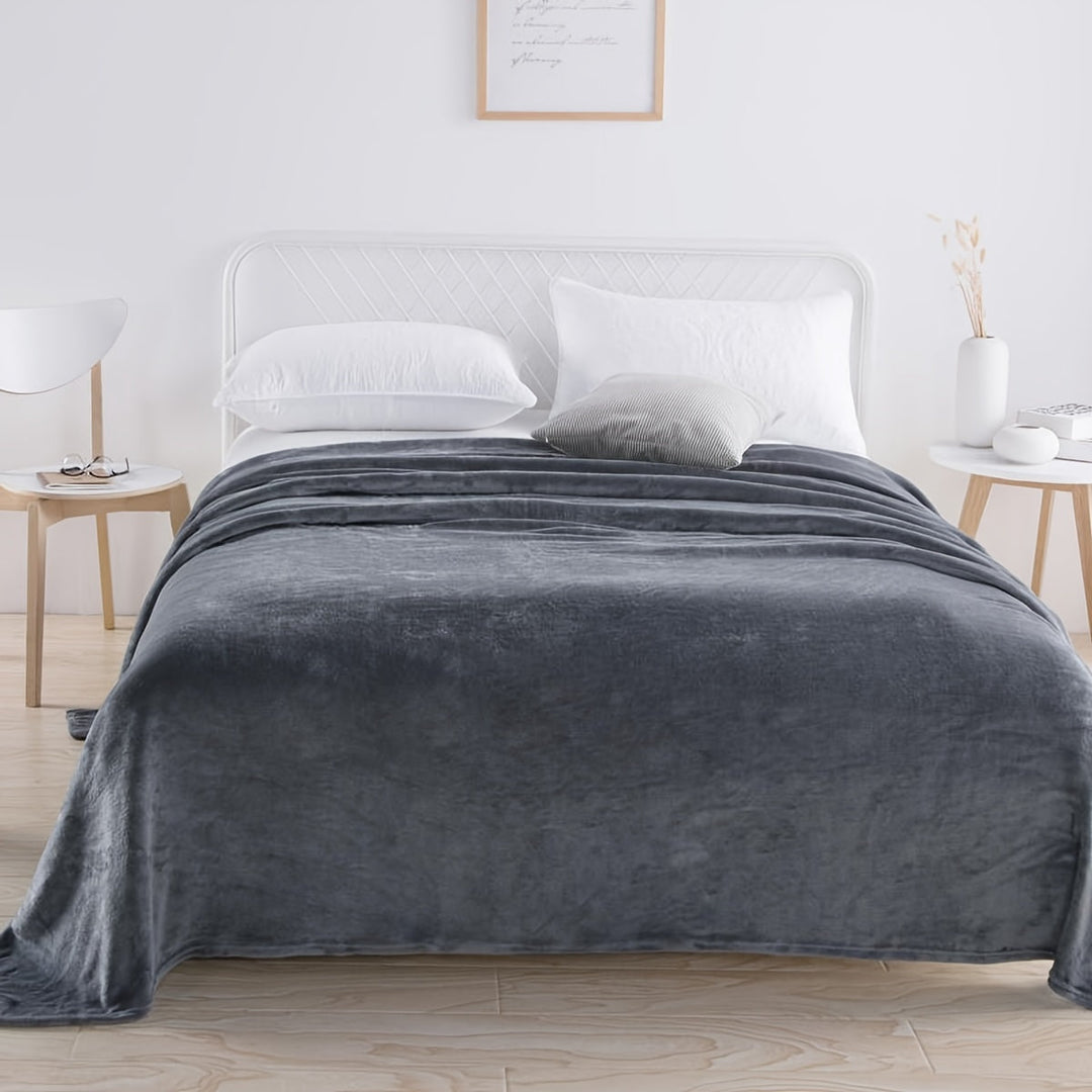 LuxeSoft – Premium Flannel Fleece Blanket for Ultimate Comfort Bowlift