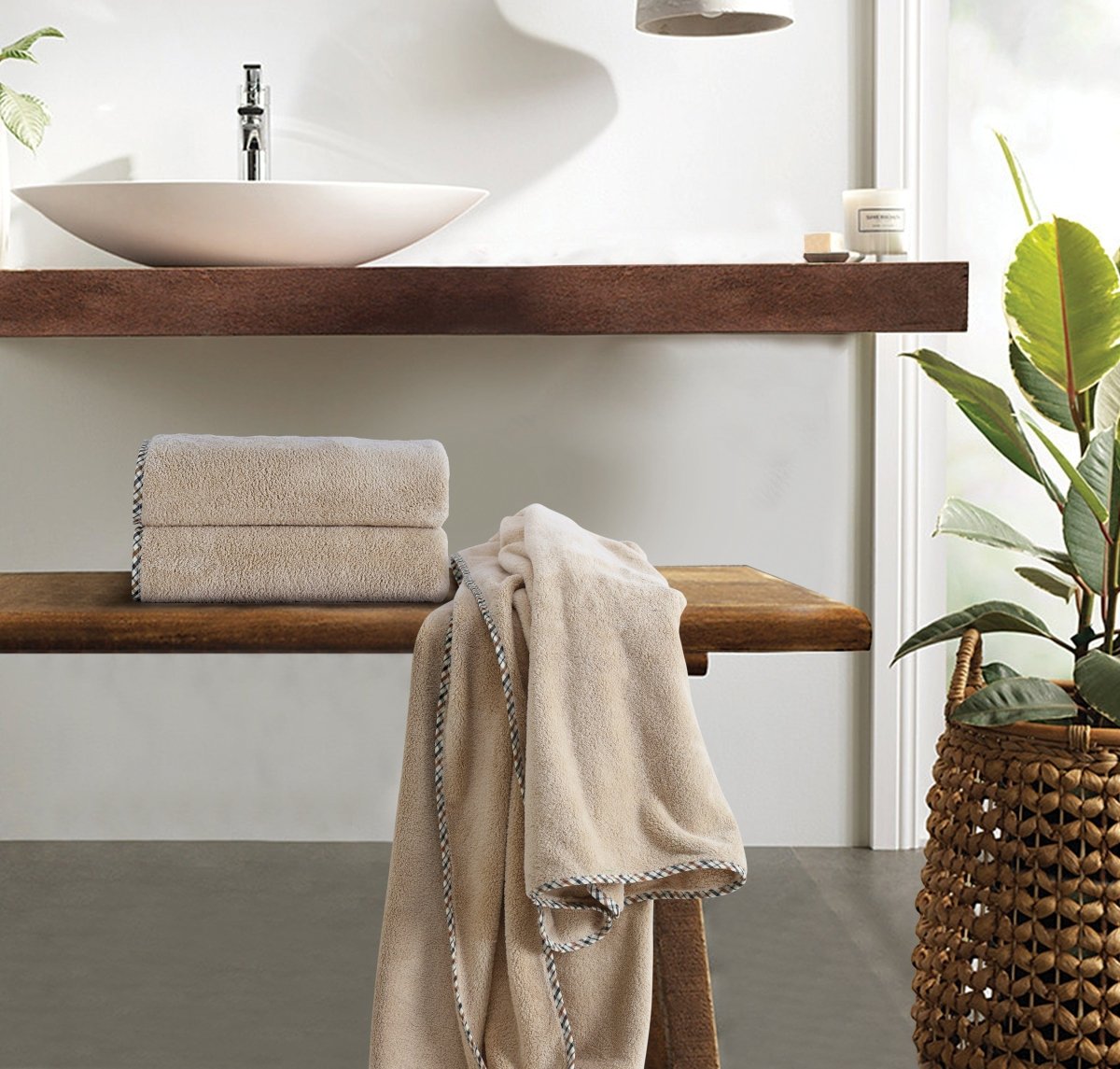 BowLift | Solenza Premium Bath Towel | Lightweight microfiber towel with fast-dry technology