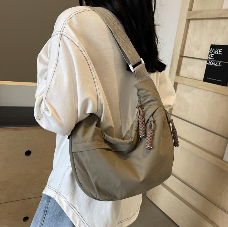 BowLift | EVERCARRY – Nylon Shoulder Bag with Smart Compartments for Everyday Use