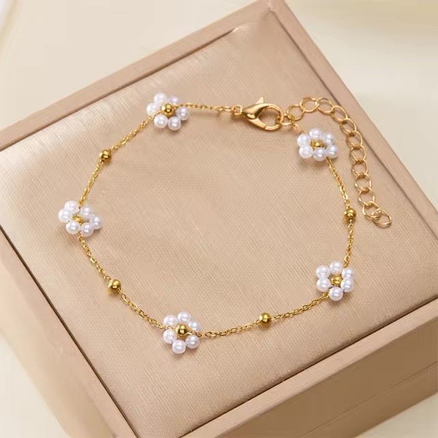 BowLift | Dainty Daisy Necklace & Bracelets