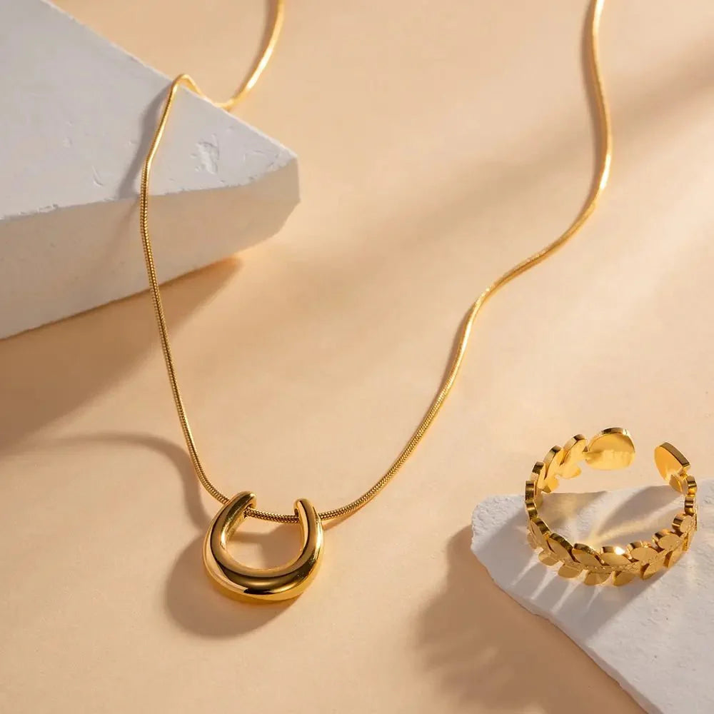 BowLift | Dainty Lucky Horseshoe Necklace