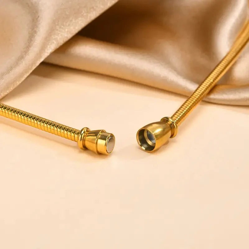 BowLift | Dainty Modern Curve Choker Necklace