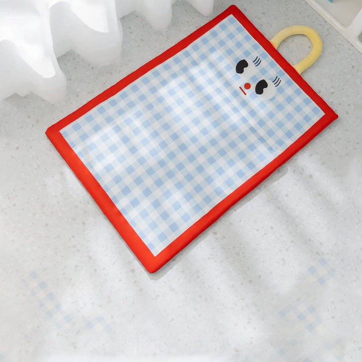 Triangular cooling bed for dogs and cats