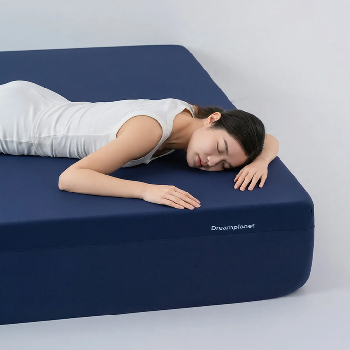 Fitted sheet with magnetic closure, ice material