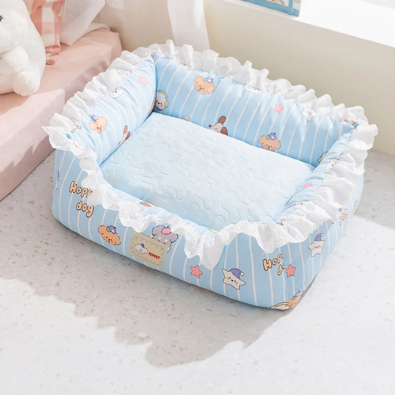 Breathable pet mat with border