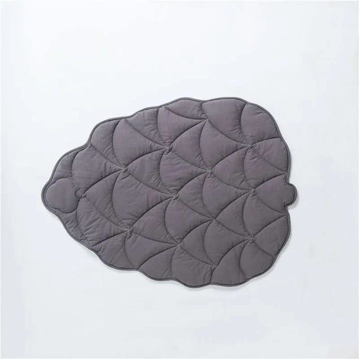 BowLift | Stylish dog blanket in leaf shape with soft padding & versatile use