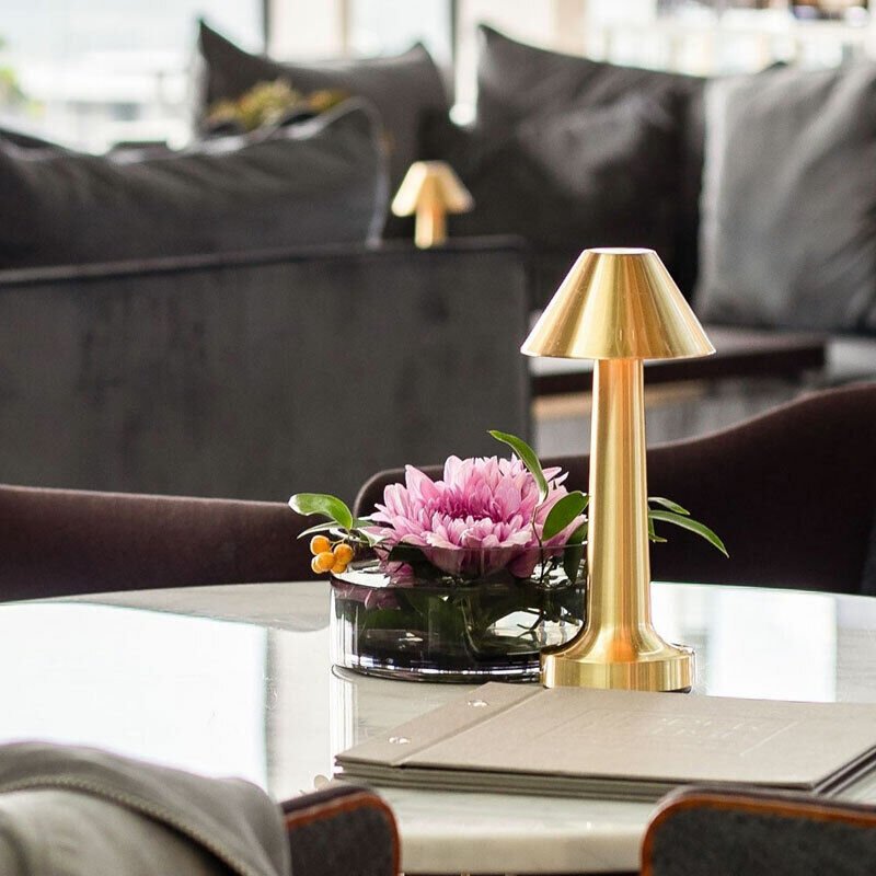 BowLift | LED Table Lamp with Metal Modern Design