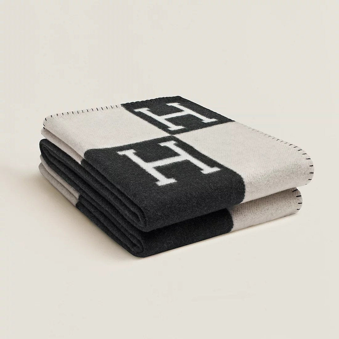BowLift | and Laine Cashmere Isabelle – Elegant and Soft Blanket for Refined Interior