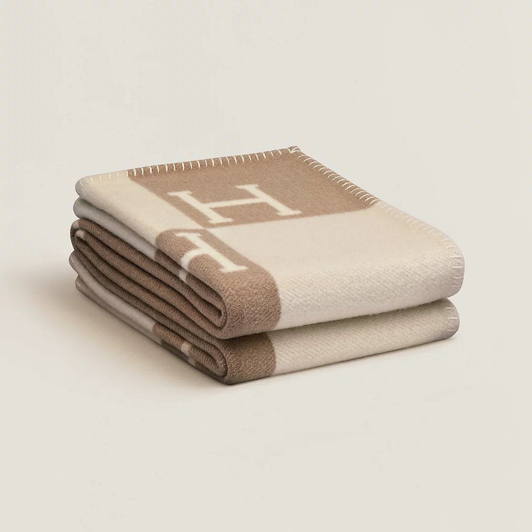 BowLift | and Laine Cashmere Isabelle – Elegant and Soft Blanket for Refined Interior
