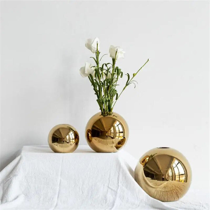 BowLift | Golden Ball Vase