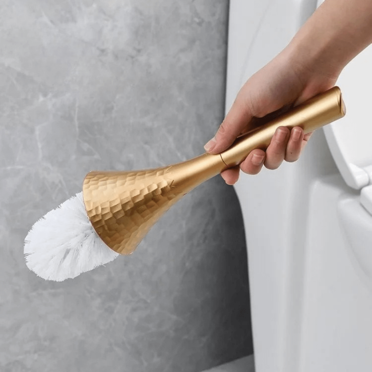 BowLift | GOLDENLUXE – Sculpted Toilet Brush with Elegant Metallic Design for Modern Bathrooms