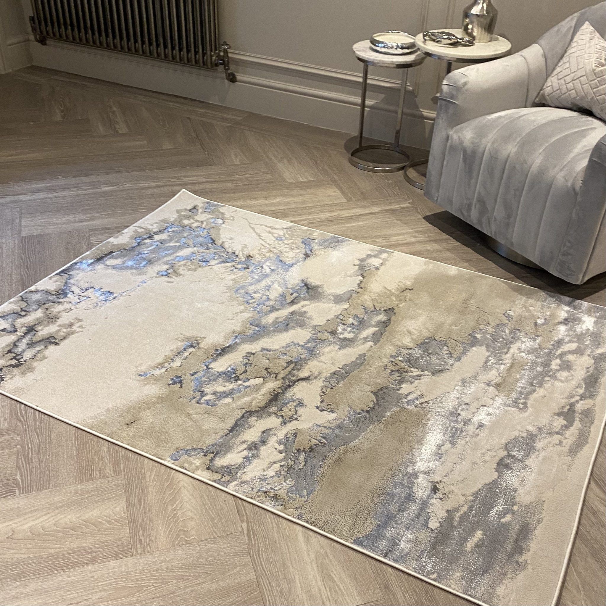 BowLift | Elegance of marble rug Maia in shades of gray and silver!