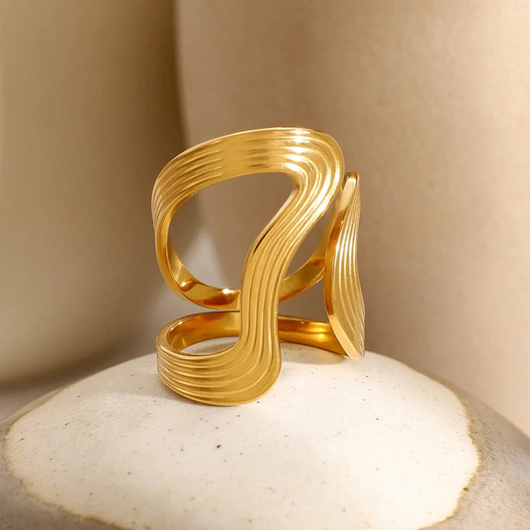 BowLift | Modern Spiral Textured Ring