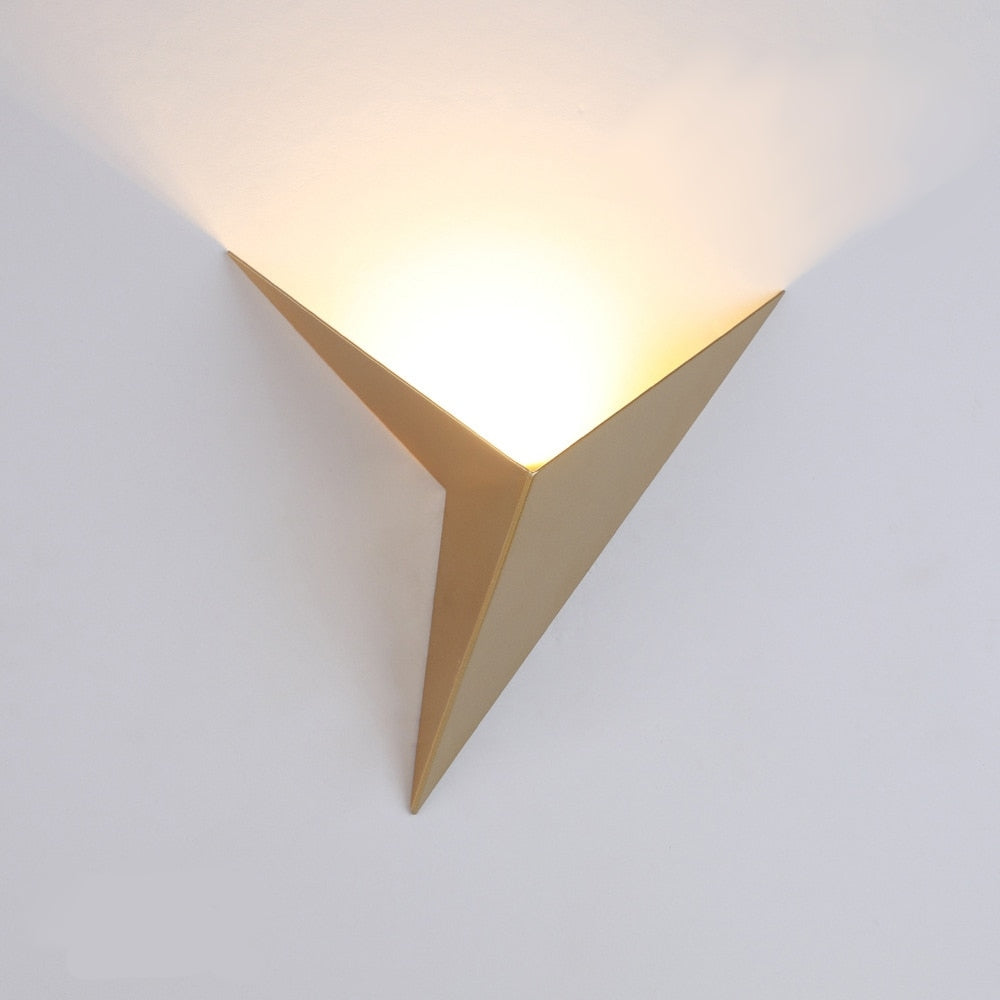BowLift | Modern Triangular Wall Lamp - TrigoLux