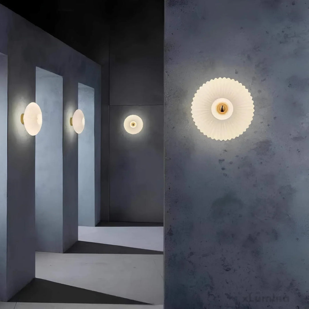 BowLift | – Glass with wavy light wall lamp