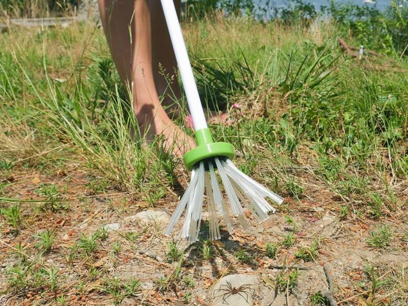 Critter Catcher - Humane Insect Grabbing Stick | Bowlift