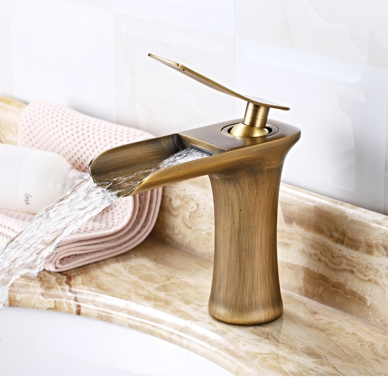 BowLift | Modern Waterfall Bathroom Tap – Stylish Design & Elegant Water Flow