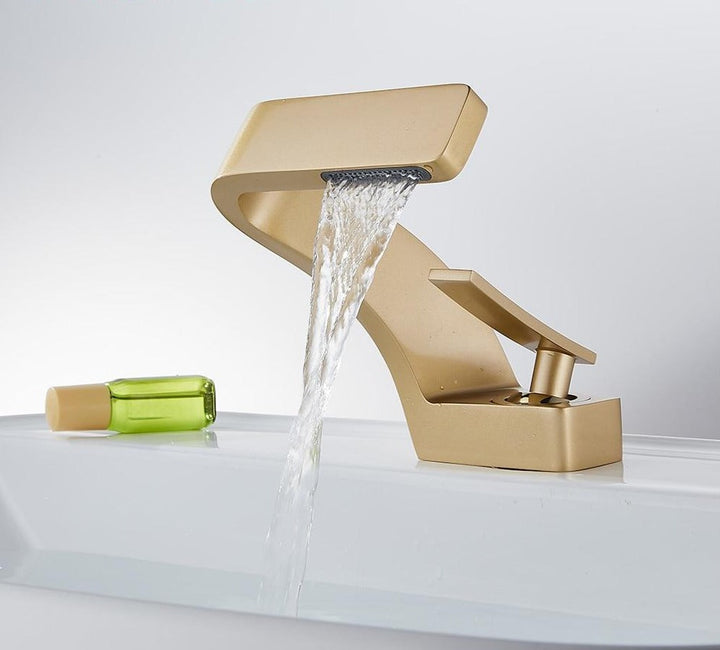 Everest - Modern Curved Faucet │ Daring and Refined Design | Bowlift