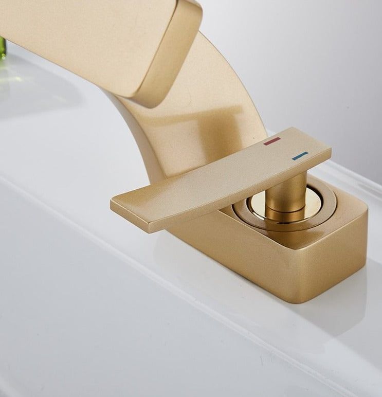 AquaArc Modern Kitchen Faucet Bowlift
