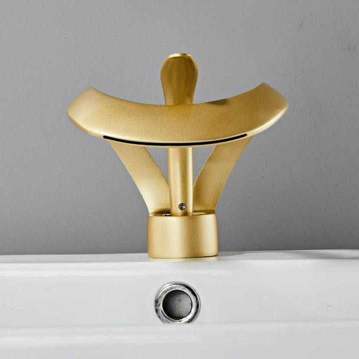 BowLift | Modern curved bathroom faucet