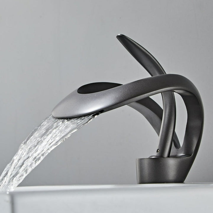 BowLift | Modern curved bathroom faucet