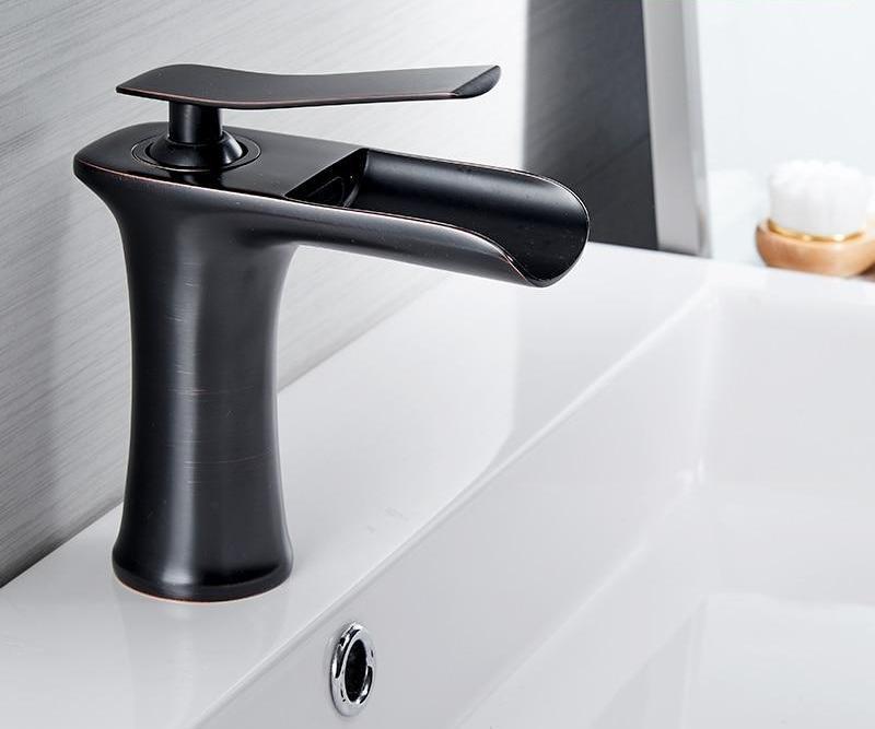 BowLift | Modern Waterfall Bathroom Tap – Stylish Design & Elegant Water Flow