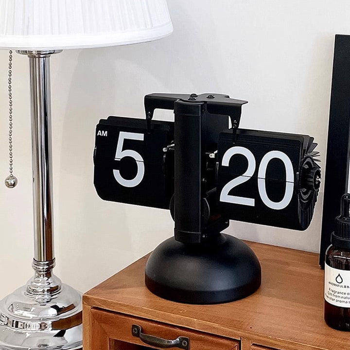 BowLift | Modern, digital, mechanical vintage watch with internal gear drive