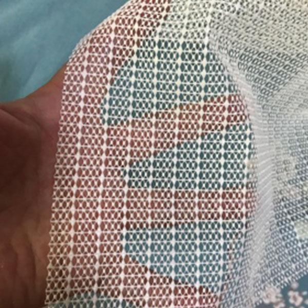 BowLift | Invisible grip in netting for bedspread