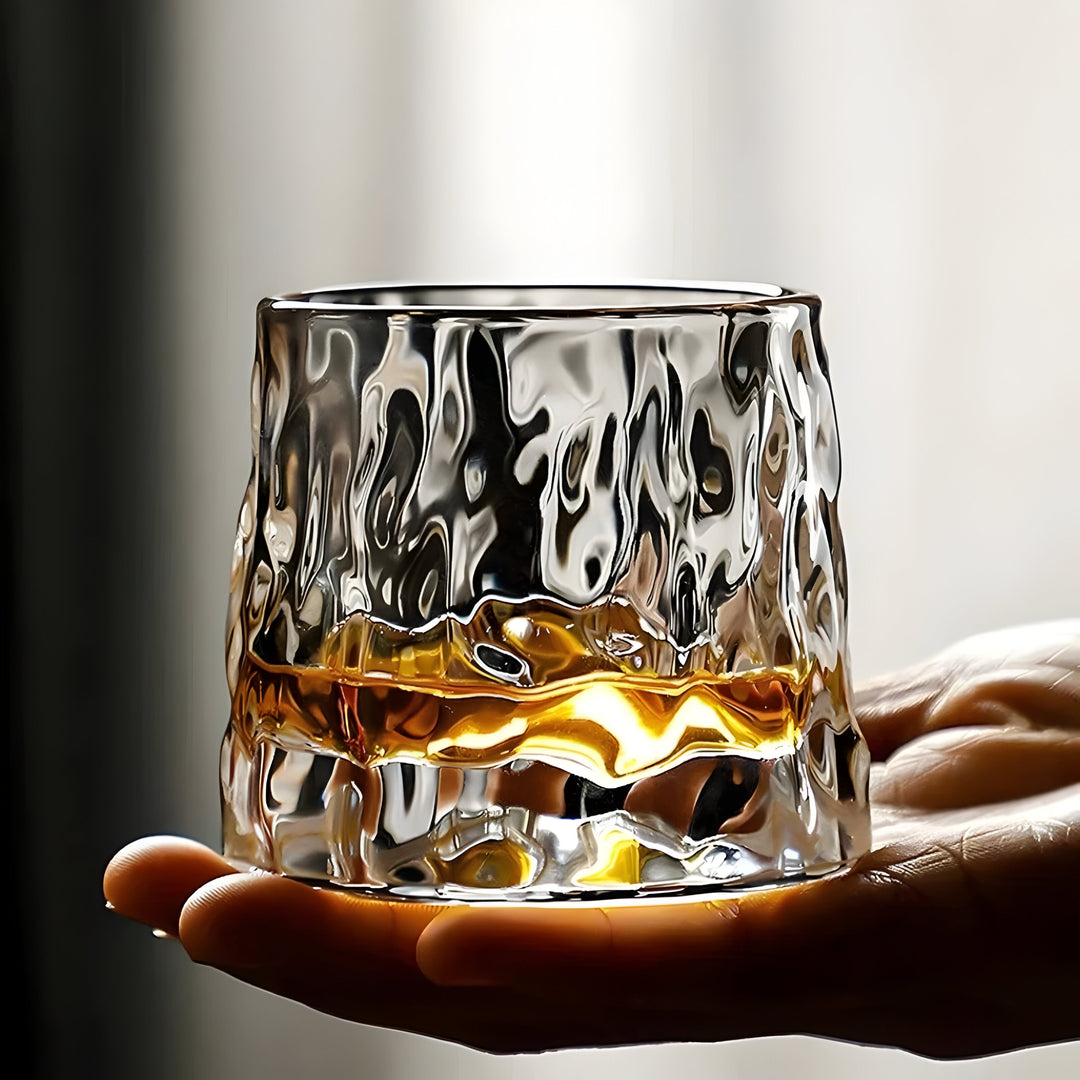 Whiskey glass with 360° rotation function – Structured design for stylish drinking pleasure | Bowlift
