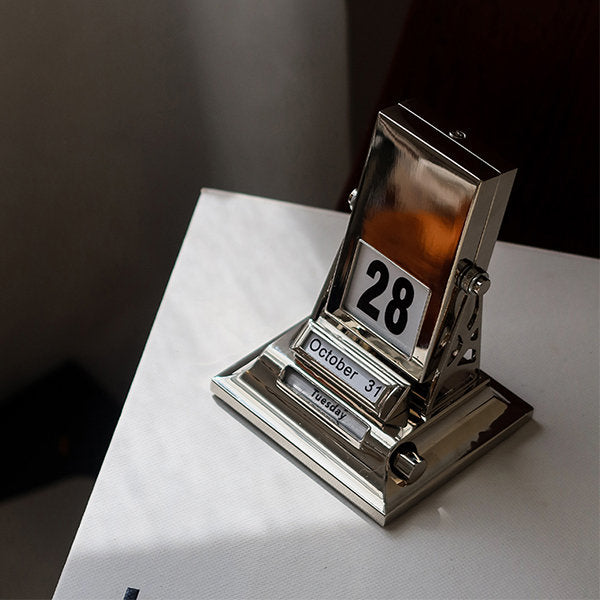 BowLift | Mechanical Design Rotating Calendar