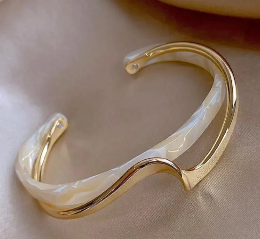 BowLift | White Opal Elegant Golden Bracelet